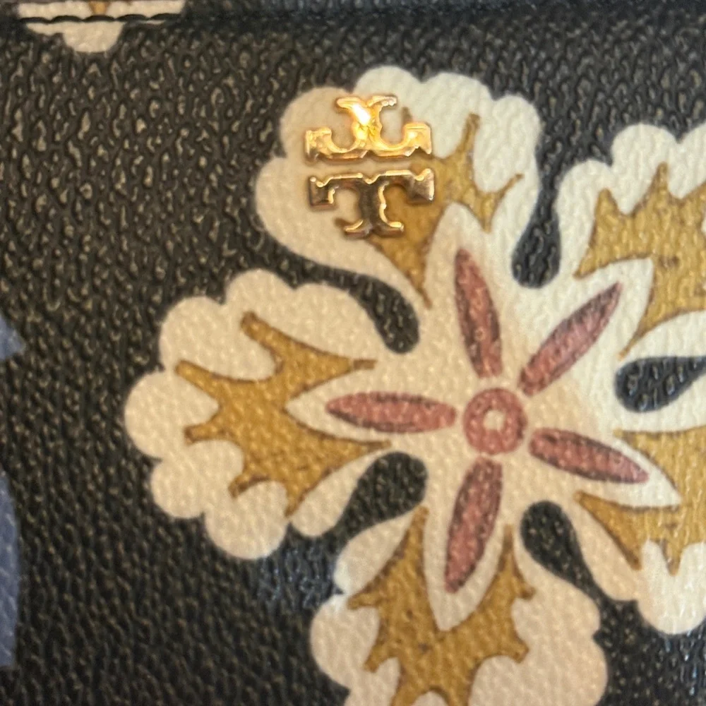 Tory burch zippy card, key , coin case Hopewell Kerrington! Excellent condition